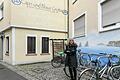 Birgit Seuffert vor der Pizzeria Capri in der Elefantengasse. Auf der sonst angemieteten Außensitzfläche hat die Stadt Würzburg jetzt einen Fahrradständer montiert.