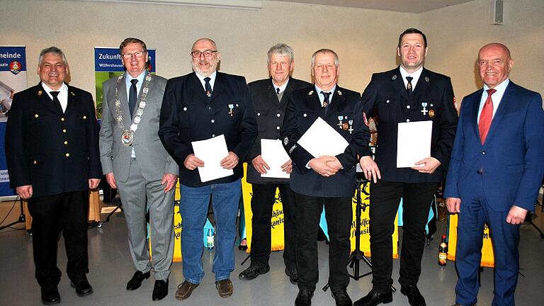 Die langjährigen aktiven Feuerwehrleute wurden von Kreisbrandrat Stefan Schmöger (links), Bürgermeister Wolfgang Seifert und Landrat Thomas Habermann ausgezeichnet: (von links) Hans-Peter Möller, Edmund Reuß, Walter Steinmüller und Marco Wirsing.