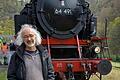 Der Bad Brückenauer Autor Dirk Hönerlage, Verfasser des Romans „Unter Dampf“, vor einer Dampflokomotive.       -  Der Bad Brückenauer Autor Dirk Hönerlage, Verfasser des Romans „Unter Dampf“, vor einer Dampflokomotive.