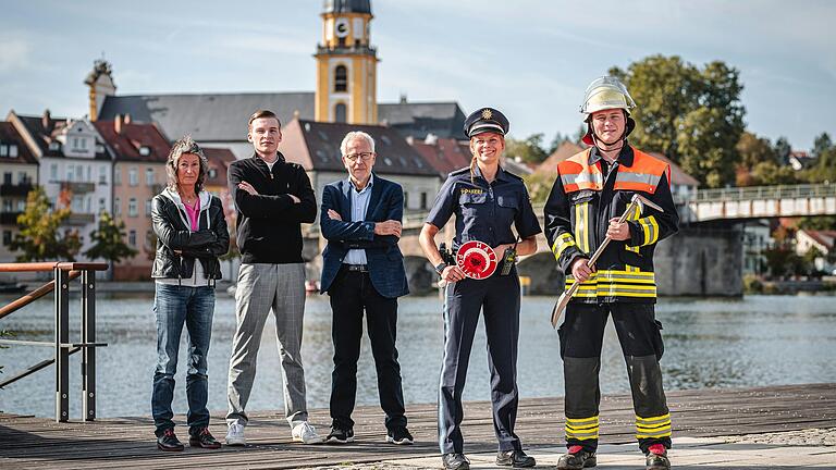 Die Blaulichtkampagne der Stadt Kitzingen machte 2023 auf die wichtige Arbeit der Blaulicht-Familie aus Polizei, BRK, Feuerwehr und THW in Kitzingen aufmerksam. Die Blaulichtkampagne der Stadt Kitzingen machte 2023 auf die wichtige Arbeit der Blaulicht-Familie aus Polizei, BRK, Feuerwehr und THW in Kitzingen aufmerksam. 