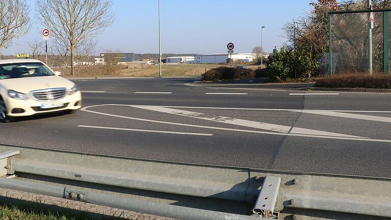 Gefährliche Kreuzung: An der Einmündung vom Lochweg in die Nordtangente ist die Sichtachse stark eingeschränkt. Gefährliche Kreuzung: An der Einmündung vom Lochweg in die Nordtangente ist die Sichtachse stark eingeschränkt.