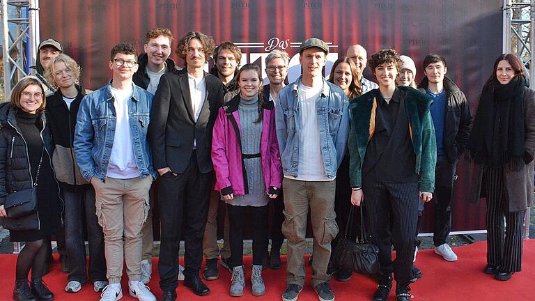 'Wir haben das für dich gemacht!' sagte das Filmteam bei der Premiere des Kurzfilms 'Das Pitch Paradoxon' in Bad Königshofen. 'Wir haben das für dich gemacht!' sagte das Filmteam bei der Premiere des Kurzfilms 'Das Pitch Paradoxon' in Bad Königshofen.