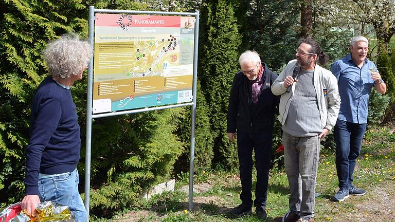 Die enthüllte Übersichtstafel am Panoramaweg in Laudenbach mit (von links) Georg Schirmer, Wolfgang Tröster, Sven Preißner und Werner Langhir. Die enthüllte Übersichtstafel am Panoramaweg in Laudenbach mit (von links) Georg Schirmer, Wolfgang Tröster, Sven Preißner und Werner Langhir.