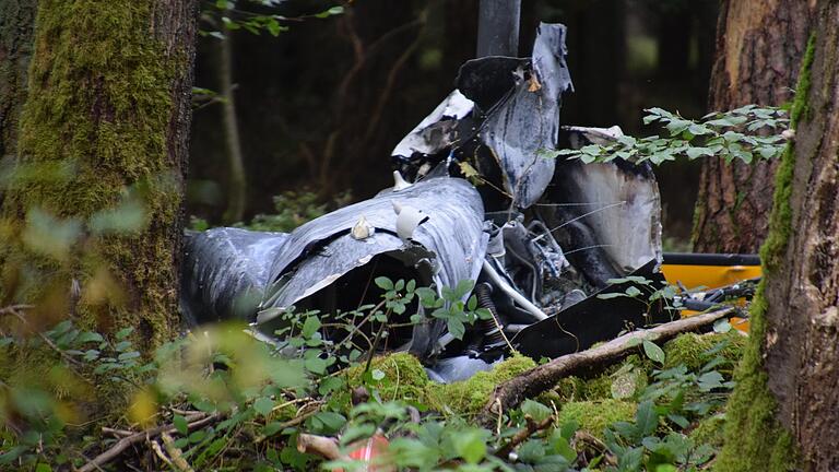 Trümmerteile des Hubschraubers, der am Sonntag nahe der Grenze zu Unterfranken in einem Wald bei Buchen im Norden von Baden-Württemberg abgestürzt ist. Trümmerteile des Hubschraubers, der am Sonntag nahe der Grenze zu Unterfranken in einem Wald bei Buchen im Norden von Baden-Württemberg abgestürzt ist. 
