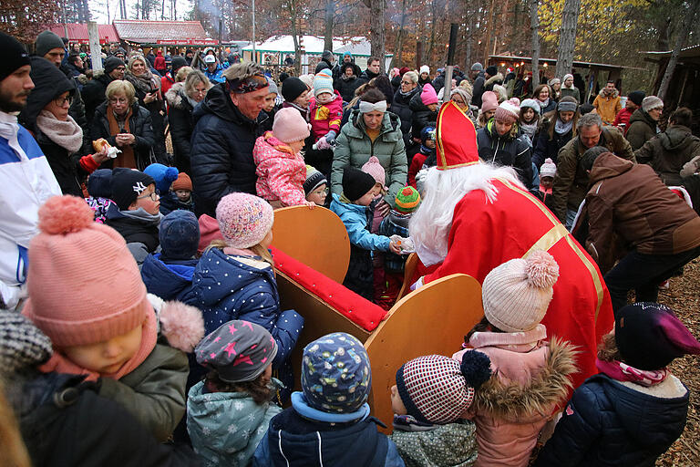 Eine Attraktion für die Kinder: Der Nikolaus kam zur Waldweihnacht nach Leinach. Eine Attraktion für die Kinder: Der Nikolaus kam zur Waldweihnacht nach Leinach.