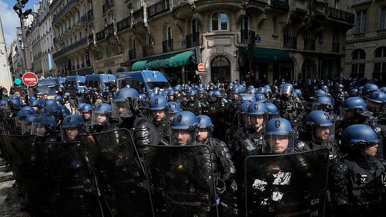 Proteste in Frankreich - Paris.jpeg       -  Am Freitagabend verkündet der Verfassungsrat das Ergebnis einer Überprüfung der bereits beschlossenen Rentenreform. Er kann die Reform in Teilen oder vollständig kippen oder für verfassungskonform erklären.