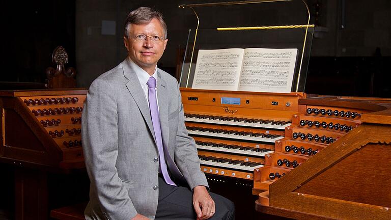 Der Regensburger Domorganist Franz Josef Stoiber improvisiert an der Vleugels-Orgel Werke unter anderem von Franhz Lehrndorfer, Johann Sebastian Bach und Marcel Dupré. Der Regensburger Domorganist Franz Josef Stoiber improvisiert an der Vleugels-Orgel Werke unter anderem von Franhz Lehrndorfer, Johann Sebastian Bach und Marcel Dupré.