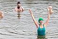 Eine Gruppe aus Würzburg verabredet sich regelmäßig zum Eisbaden. Hier treffen sich die Mitglieder am Erlabrunner Badesee.