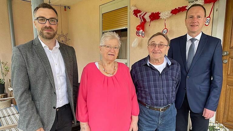 Zum 6o. Ehejubiläum kamen auch Bürgermeister Steffen Kropp (links) und stellvertretender Landrat Michael Ziegler, um dem Jubelpaar Herlinde und Werner Will zu gratulieren. Zum 6o. Ehejubiläum kamen auch Bürgermeister Steffen Kropp (links) und stellvertretender Landrat Michael Ziegler, um dem Jubelpaar Herlinde und Werner Will zu gratulieren.