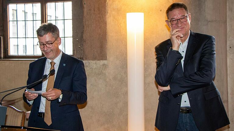 Die Arbeit durfte auch Spaß machen: Bei der Verabschiedung erinnerte Oberbürgermeister Christian Schuchardt an die Sprüche und bisweilen auch den Galgenhumor Klaus Walthers mit dem er viele herausfordernde Situationen meisterte oder kritische Punkte sehr offen ansprach.