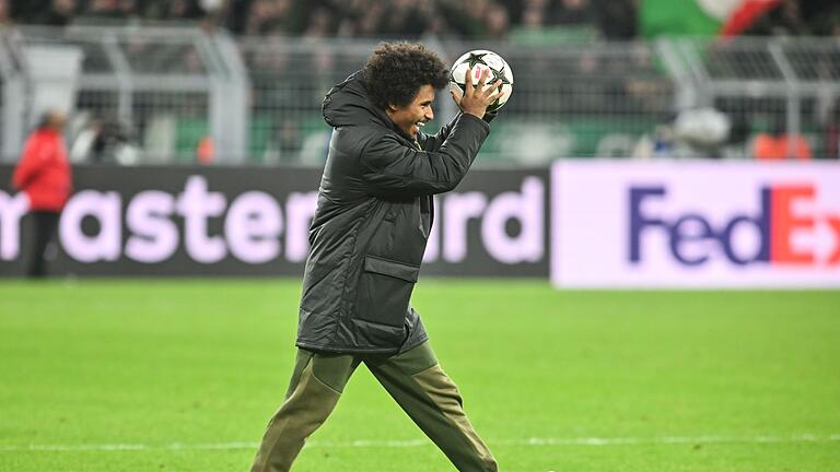 Karim Adeyemi       -  Der Lohn für eine Gala: Karim Adeyemi nahm den Ball nach seinem Dreierpack gegen Celtic Glasgow mit nach Hause.