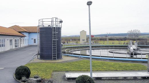 Kläranlage Schwarzacher Becken       -  Jahreskosten von 1,6 Millionen: Die Großkläranlage im Schwarzacher Becken ist auf dem neuesten Stand der Technik. Die Kosten für die Abwassereinrichtungen des Zweckverbands und deren Sanierungen sind allerdings kein Pappenstiel.