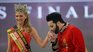 Miss Germany       -  Die Miss Germany 2015 Olga Hoffmann aus Münster bekommt am 28.02.2015 im Europa-Park in Rust (Baden-Württemberg) auf der Bühne von Designer Harald Glööckler einen Handkuss.