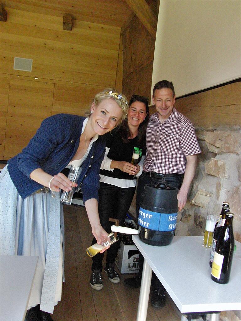 Bierkönigin Johanna Seiler (mit im Bild Manuela Michel von der Rhön GmbH, Abteilung Dachmarke und Ulrich Klebl, der Braumeister der Klosterbrauerei Kreuzberg) übernahmen gerne das Bierzapfen. Bierkönigin Johanna Seiler (mit im Bild Manuela Michel von der Rhön GmbH, Abteilung Dachmarke und Ulrich Klebl, der Braumeister der Klosterbrauerei Kreuzberg) übernahmen gerne das Bierzapfen.