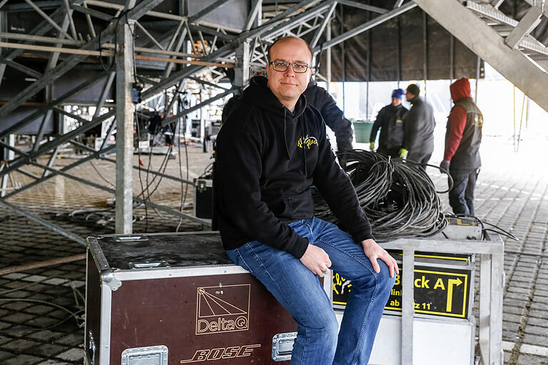 Der Tontechniker Nicolai Karasch ist für die Akustik im Zelt und während der Shows zuständig. Der Tontechniker Nicolai Karasch ist für die Akustik im Zelt und während der Shows zuständig. 