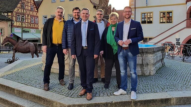 Die neue Volkacher CSU-Fraktion mit (von links) Hanns Strecker, Stephan Dinkel, Uwe Kossner, Gerlinde Martin und Simon Rinke stärkt ihrem Bürgermeisterkandidaten Heiko Bäuerlein (vorne Mitte) den Rücken für die Stichwahl am 29. März. Die neue Volkacher CSU-Fraktion mit (von links) Hanns Strecker, Stephan Dinkel, Uwe Kossner, Gerlinde Martin und Simon Rinke stärkt ihrem Bürgermeisterkandidaten Heiko Bäuerlein (vorne Mitte) den Rücken für die Stichwahl am 29. März.