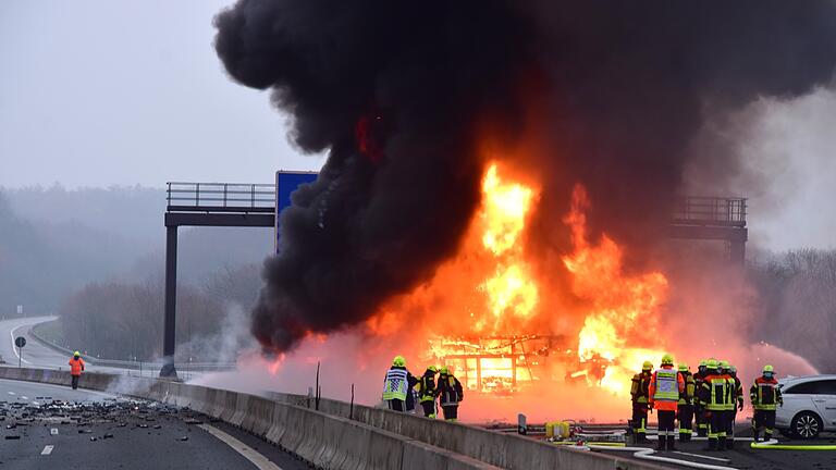 Bei diesem Unfall am Samstag auf der A3 in Höhe Würzburg-West starb ein Mensch, die Ladung eines Lastwagens explodierte.