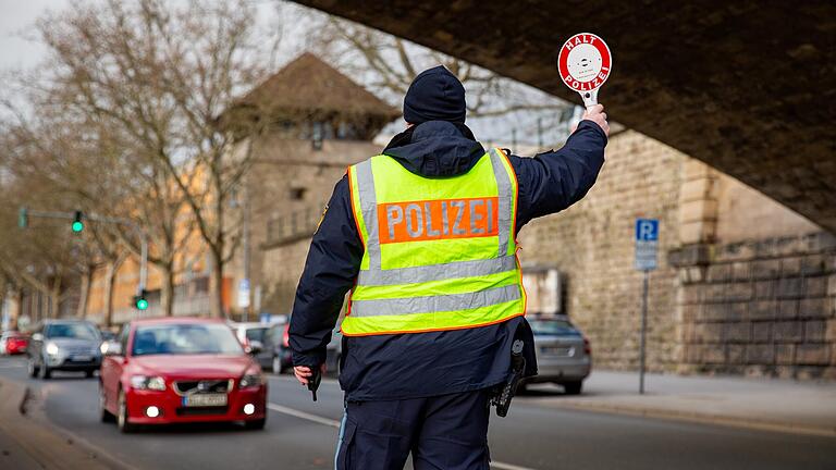 Wegen der hohen Zahl von Verkehrstoten nach Unfällen wegen überhöhter Geschwindigkeit kündigt Bayerns Innenminister Joachim Herrmann (CSU) mehr Verkehrskontrollen an.
