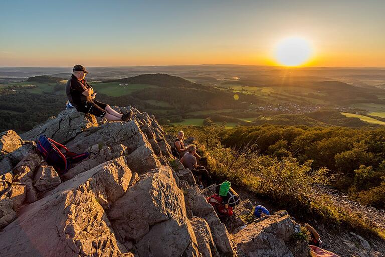 Viele Menschen kommen zum Sonnenuntergang hoch zur Milseburg, um das schön Licht zu erleben. Viele Menschen kommen zum Sonnenuntergang hoch zur Milseburg, um das schön Licht zu erleben. 