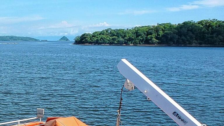 Ein Blick von der Fähre auf den Golf von Nicoya: Der Wellenschlag im Pazifischen Ozean wird in Zeiten des Klimawandels zu einem Problem für die Küsten. Ein Blick von der Fähre auf den Golf von Nicoya: Der Wellenschlag im Pazifischen Ozean wird in Zeiten des Klimawandels zu einem Problem für die Küsten.