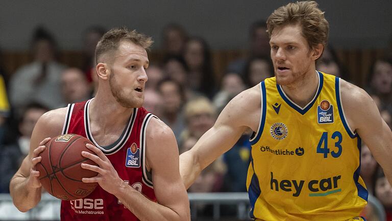 Könnte ein spielmitentscheidendes Duell werden: die Center Luke Fischer (links) von den Baskets und der Braunschweiger Scott Eatherton.