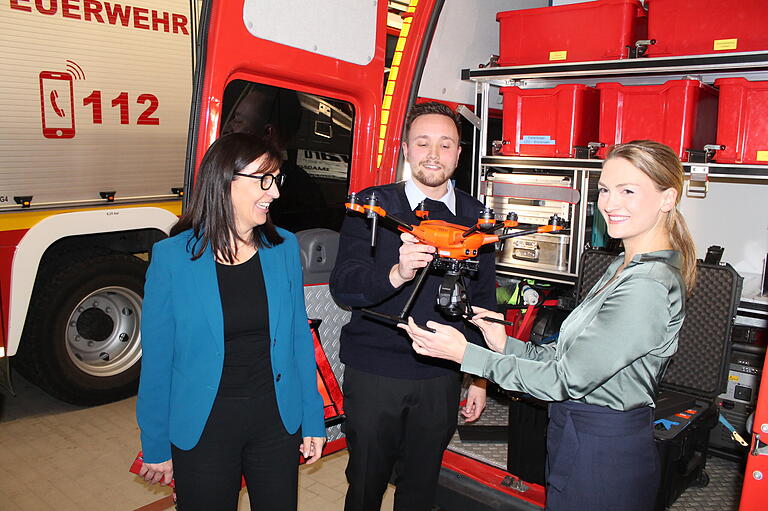 Zur Ausrüstung der Gerolzhöfer Wehr, die Kommandant Martin Zink präsentierte,&nbsp; gehört auch eine Drohne mit zahlreichen Sonderfunktionen. Der Ministerin Judith Gerlach (rechts) und der Abgeordneten Barbara Becker schien es zu gefallen.