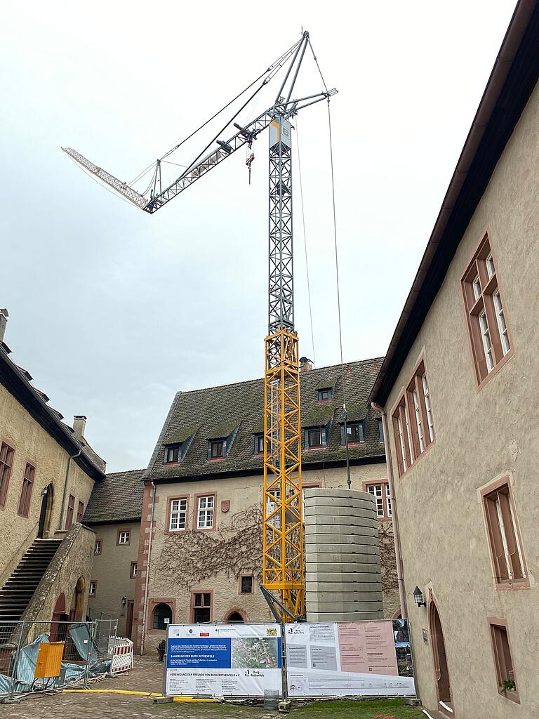 Fast das gesamte Baumaterial wird über den Kran im Innenhof angeliefert. Fast das gesamte Baumaterial wird über den Kran im Innenhof angeliefert.