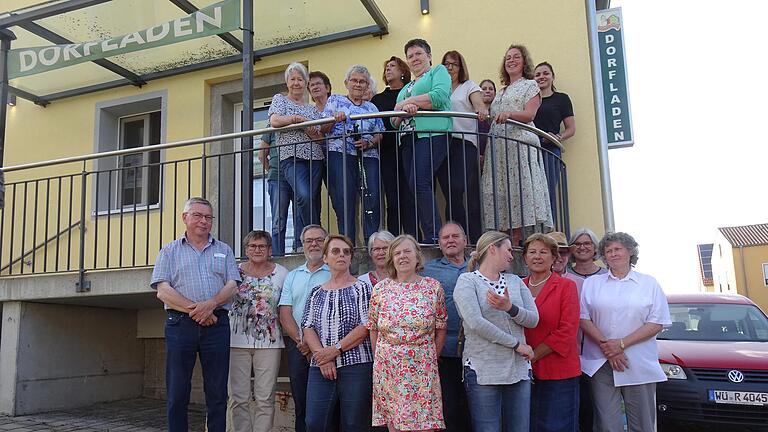Ehrenamtliche und hauptamtliche Mitarbeiterinnen und Mitarbeiter des Dorfladens Uengershausen zeigen sich beim Gruppenfoto.