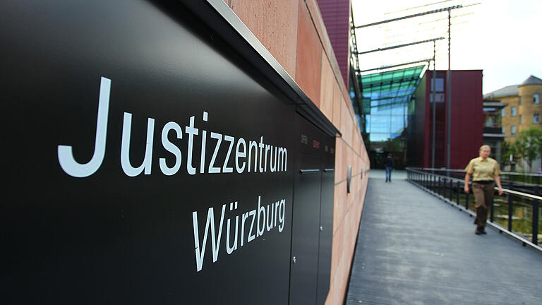 Zu 20 Monaten Haft wurde ein 33-Jähriger verurteilt, weil er beim Gefangenentransport randalierte.&nbsp;