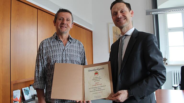 Bürgermeister Thorsten Wozniak (rechts) überreichte an Bertram Schulz eine Urkunde für dessen 25-jährigen Einsatz als ehrenamtlicher Museumsleiter in Gerolzhofen. Bürgermeister Thorsten Wozniak (rechts) überreichte an Bertram Schulz eine Urkunde für dessen 25-jährigen Einsatz als ehrenamtlicher Museumsleiter in Gerolzhofen.