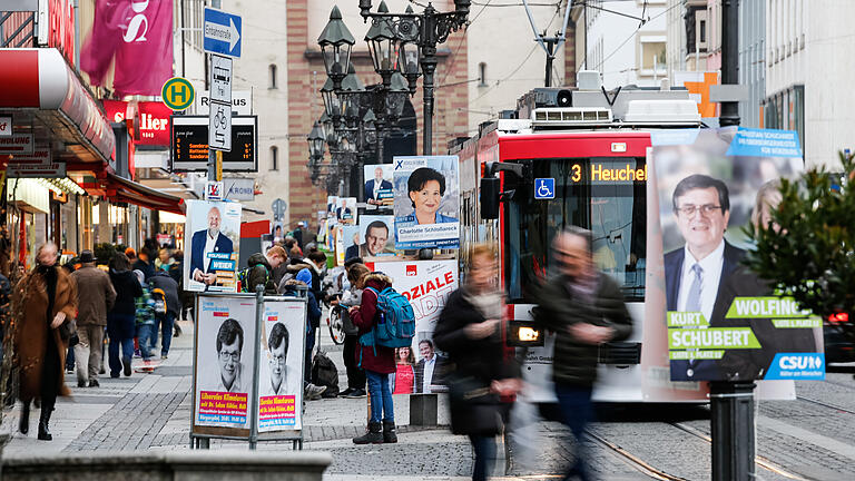 Dicht an dicht hängen Wahlplakate in der Domstraße. Dicht an dicht hängen Wahlplakate in der Domstraße. 