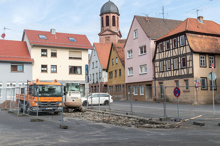 Aktuell laufen die Befundundersuchungen im Rahmen der Machbarkeitsstudie zur Gestaltung der Stadtmitte im Rahmen des Stadtentwicklungskonzeptes. In der Mitte des Parkplatzes soll der Gewölbekeller des ehemaligen Moschehofes erkundet werden. Aktuell laufen die Befundundersuchungen im Rahmen der Machbarkeitsstudie zur Gestaltung der Stadtmitte im Rahmen des Stadtentwicklungskonzeptes. In der Mitte des Parkplatzes soll der Gewölbekeller des ehemaligen Moschehofes erkundet werden.
