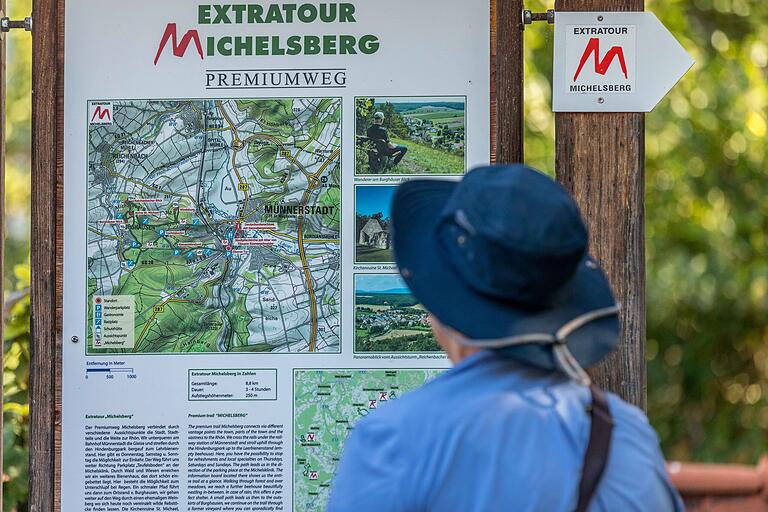 Am Parkplatz Oberes Tor in Münnerstadt startet die Tour. Hier steht auch eine Informationstafel, die Auskunft über den Wanderweg gibt. Am Parkplatz Oberes Tor in Münnerstadt startet die Tour. Hier steht auch eine Informationstafel, die Auskunft über den Wanderweg gibt. 