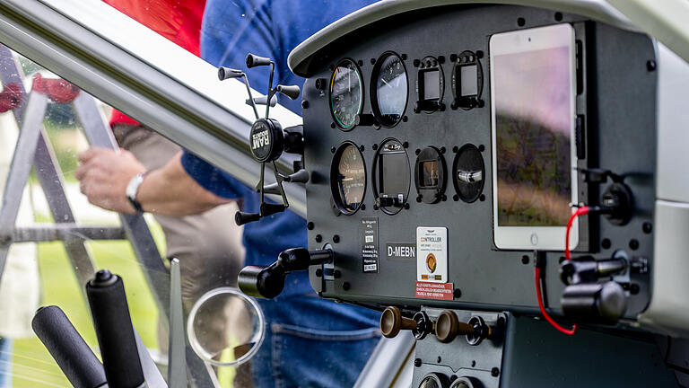 Das diesjährige Flugplatzfest in Sendelbach bescherte vielerlei Abwechslung. Das Wetter änderte sich von Samstag auf Sonntag, die Windrichtung änderte sich permanent. Und auch für das Auge bot sich alle Augenblicke Neues.
