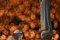 PORTUGAL-VATICAN-RELIGION-FATIMA-POPE       -  Papst Franziskus betet vor dem Heiligtum von Fátima. Im Hintergrund leuchten die Kerzen Tausender Gläubiger.