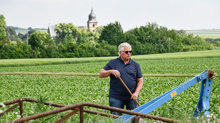 Landwirt Hugo Beetz gibt seinen Hof in Eßfeld (Lkr. Würzburg) im November auf. Mehr als 250 Jahre war der Betrieb in Besitz seiner Familie. Landwirt Hugo Beetz gibt seinen Hof in Eßfeld (Lkr. Würzburg) im November auf. Mehr als 250 Jahre war der Betrieb in Besitz seiner Familie.