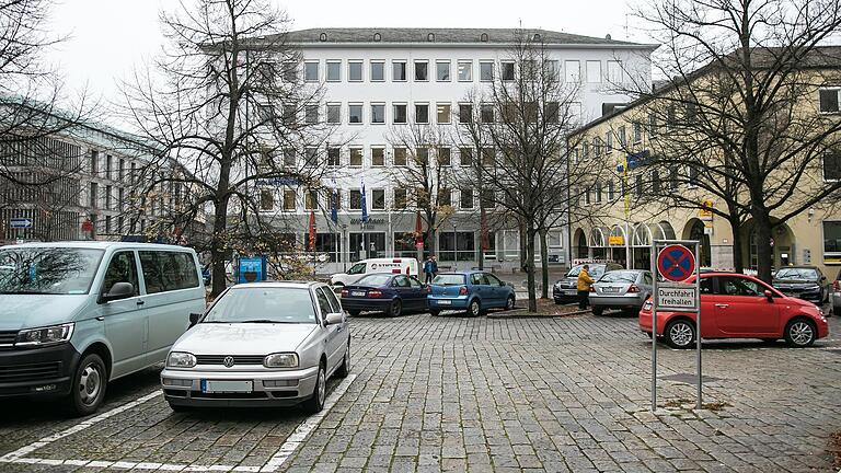 Anstelle der Post (rechts) soll am Paradeplatz ein neues Hotel entstehen. Der Bebauungsplan wurde nun jedoch überraschend abgelehnt. Anstelle der Post (rechts) soll am Paradeplatz ein neues Hotel entstehen. Der Bebauungsplan wurde nun jedoch überraschend abgelehnt.