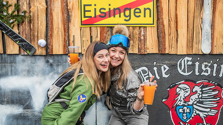 Zahlreiche Närrinnen und Narren besuchen am Samstag 10.02.24 den Faschingszug in Eisingen.