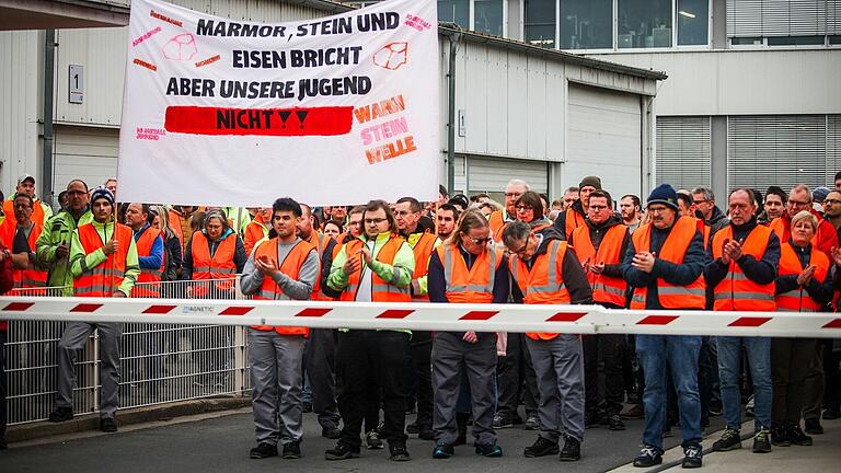 Mit einer Protestaktion im Rahmen einer Betriebsversammlung macht die Belegschaft bei Valeo in Ebern auf ihr Anliegen aufmerksam.