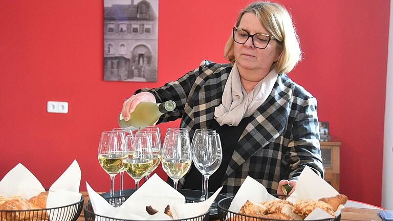 Jutta Flamme gehört zum Team von 30 Ehrenamtlichen, die die 'Genuss-Info' neben dem Sulzfelder Rathaus betreiben. Jutta Flamme gehört zum Team von 30 Ehrenamtlichen, die die 'Genuss-Info' neben dem Sulzfelder Rathaus betreiben.