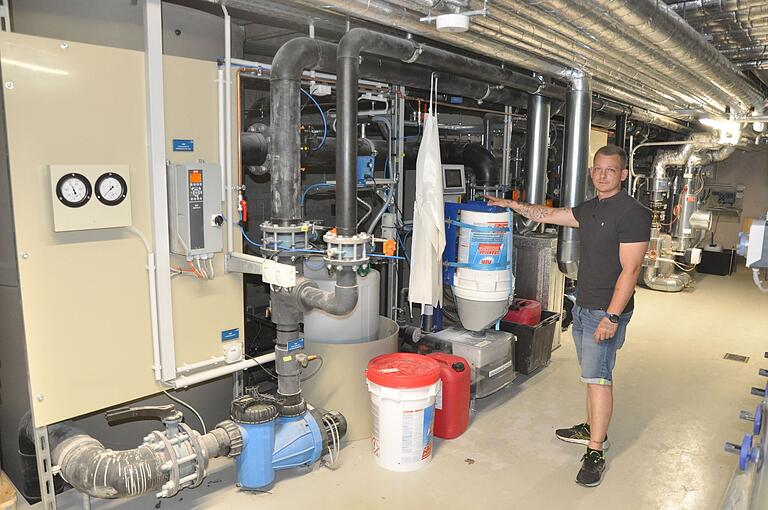 Jede Menge modernste Schwimmbadtechnik ist im Untergeschoss verbaut. Sie erleichtert die Arbeit von Betriebsleiter Tyrel Singer (im Bild), erfordert aber viel technisches Knowhow. Zweiter Mann im Bademeisterteam und stellvertretender Betriebsleiter ist Marco Gehring. Jede Menge modernste Schwimmbadtechnik ist im Untergeschoss verbaut. Sie erleichtert die Arbeit von Betriebsleiter Tyrel Singer (im Bild), erfordert aber viel technisches Knowhow. Zweiter Mann im Bademeisterteam und stellvertretender Betriebsleiter ist Marco Gehring.