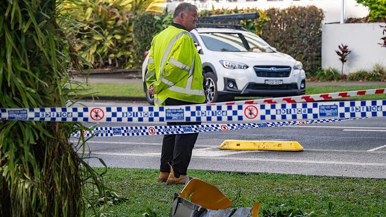 Hubschrauberabsturz in Cairns in Australien       -  Trümmerteile wurden auch auf die Straße geschleudert.