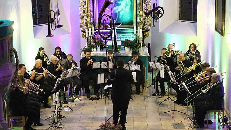 Der Posaunenchor Gleisenau mit Dirigent Marco Rügheim bei seinem Konzert.