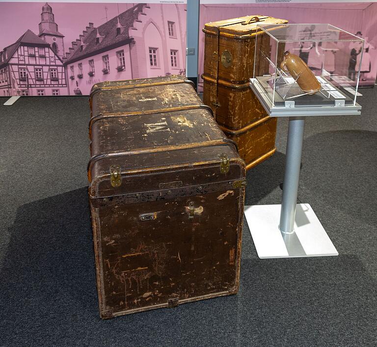 In der Ausstellung in Ebern unter anderem zu sehen: ein Überseekoffer, der schon viel in der Welt herumgekommen ist. In der Ausstellung in Ebern unter anderem zu sehen: ein Überseekoffer, der schon viel in der Welt herumgekommen ist.