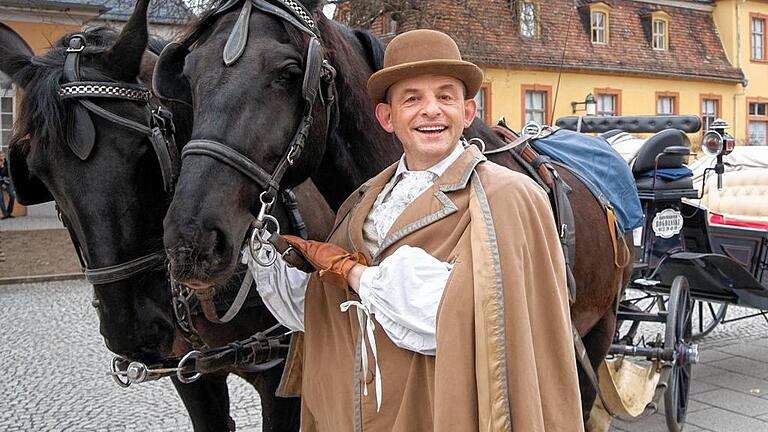 Tatort Weimar - Kutscher in Weimar: Dominique Horwitz beim Dreh zum „Tatort – Die fette Hoppe“ vor dem Wittumspalais. Tatort Weimar - Kutscher in Weimar: Dominique Horwitz beim Dreh zum „Tatort – Die fette Hoppe“ vor dem Wittumspalais.