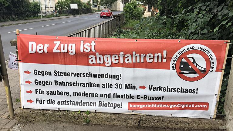 Nach der Zerstörung von Plakaten haben die Gegner der Steigerwaldbahn in Gerolzhofen neue Banner aufgehängt.