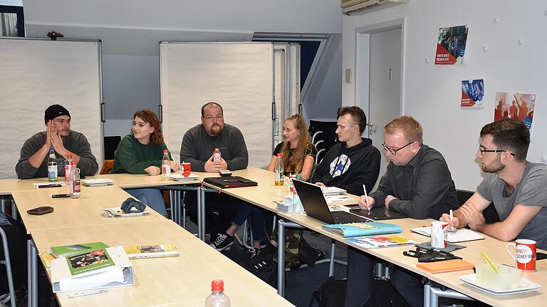 Bei den Ortsjugend-Ausschusssitzungen können sich junge IG-Metaller über die Lage in ihren Betrieben austauschen und Probleme ansprechen. Bei den Ortsjugend-Ausschusssitzungen können sich junge IG-Metaller über die Lage in ihren Betrieben austauschen und Probleme ansprechen.