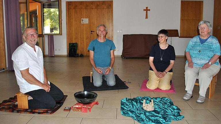 Klaus Schemmerling (von links), Bernhard Bieber und die Rita-Schwestern Claudia Stahl und Nicole Klübenspies gründen zwei Meditationsgruppen.