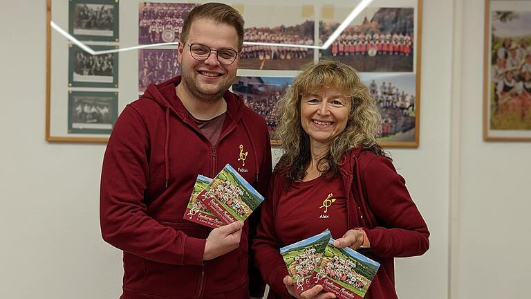 Handgemachte böhmische Blasmusik: Voller Freude präsentieren die Vorsitzende Alexandra Hourle (rechts) und der stellvertretende Vorsitzende Fabian Friedel (links) die erste CD der Sandberger Musikanten mit dem Titel 'In Saand klingt’s böhmisch!'