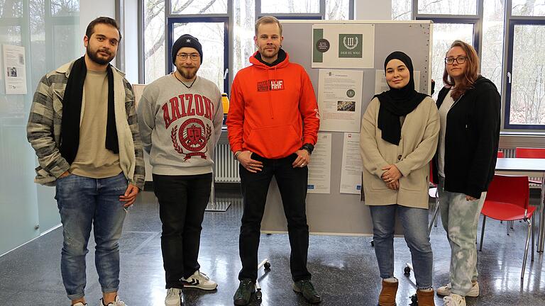 Das P-Seminar 'Schule ohne Rassismus - Schule mit Courage' von Studienrat Stefan Anschütz (Mitte) des Schweinfurter Bayernkolleg fertigte für die Schulaula zwei Informationswände zum 'Der Dritte Weg' an. Von links: Youseef Abdo, Niklas Gremer, Stefan Anschütz, Sukeyna Altunbulak, Christine Karich.